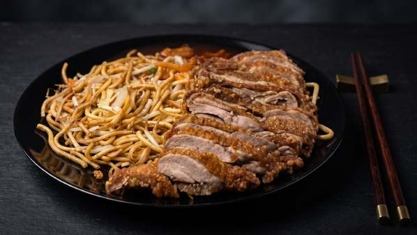 Gebratene Nudeln mit knusprig frittierter Ente